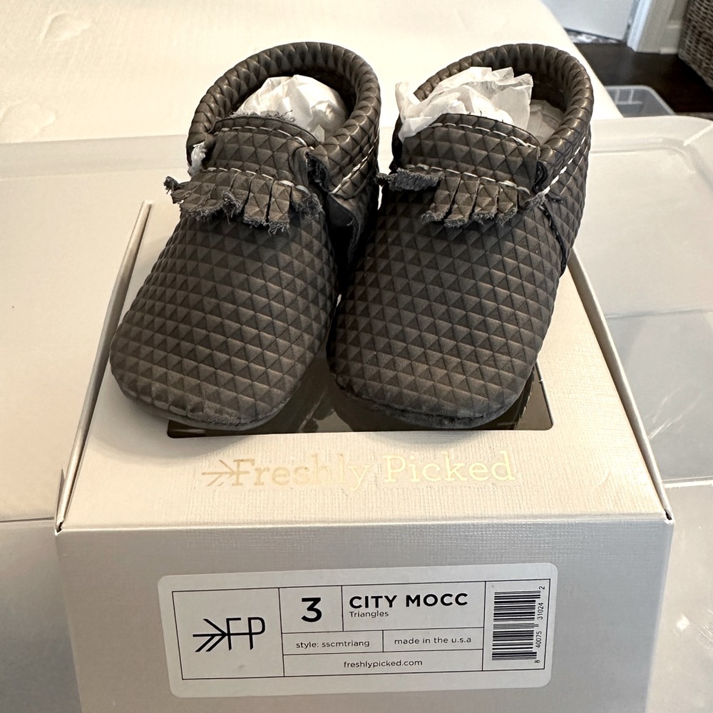 Freshly picked city mocc triangles size 3